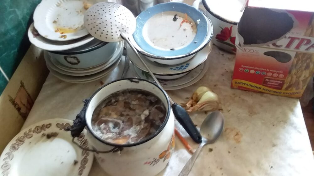 У Вінниці двох братиків забрали від мами, яка надає перевагу алкоголю (ФОТО)