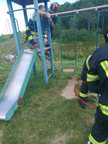 Вінницькі рятувальники звільнили дитину з лабет дитячої гірки (ФОТО)