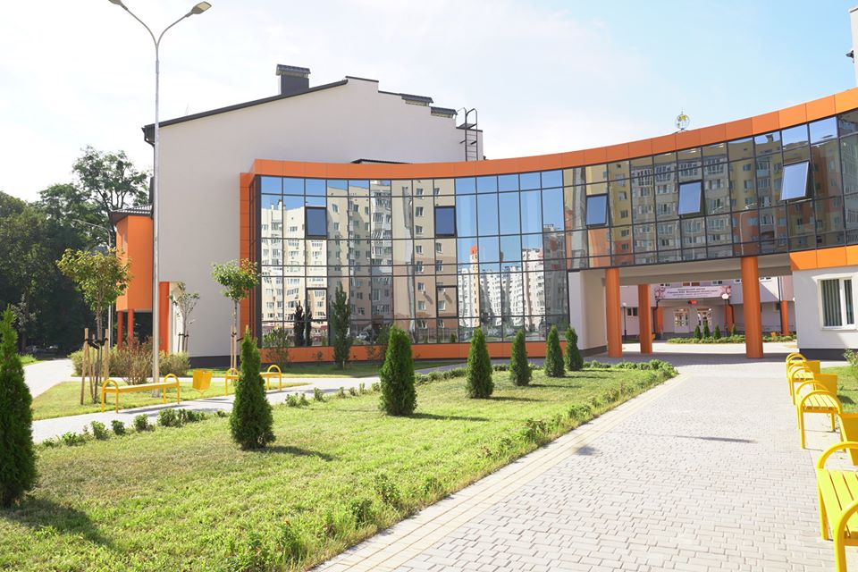 Вінницька мисткиня подарувала новій школі свої картини (ФОТО)