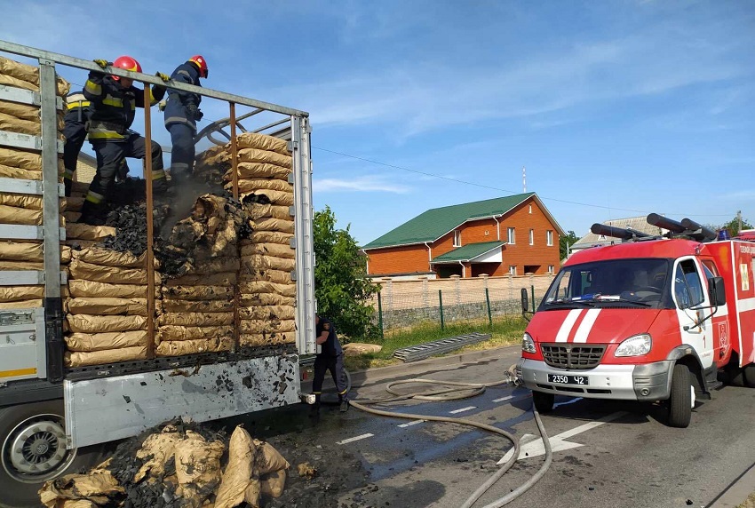 Вантажівку з деревним вугіллям гасили на трасі біля Вінниці (ФОТО)