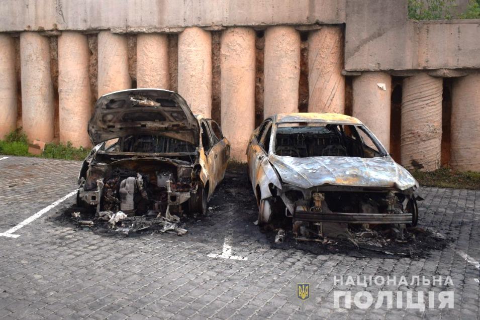 Peugeot і Ford знищила нічна пожежа в Вінниці (ФОТО)