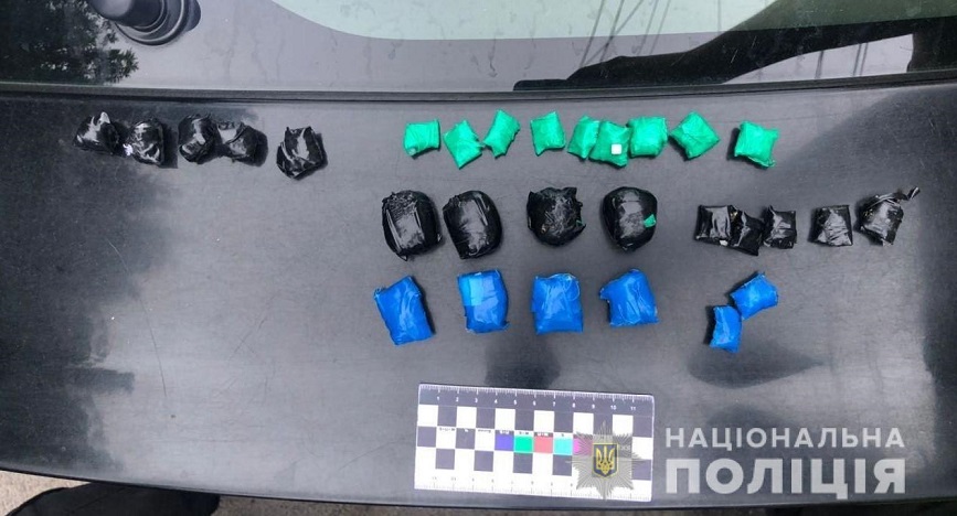 У Вінниці затримали іногороднього чоловіка з 30 пакетиками наркотиків (ФОТО)