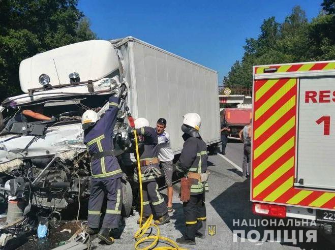 На Козятинщині не розминулися вантажівки MAN і DAF (ФОТО)