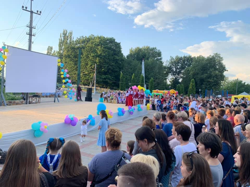 Хореографічна студія "Креатив" з Вендичан відзначила ювілей - організувати свято допоміг депутат від "Української Стратегії Гройсмана" Анатолій Крижанівський