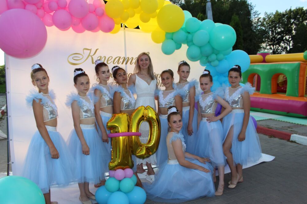 Хореографічна студія "Креатив" з Вендичан відзначила ювілей - організувати свято допоміг депутат від "Української Стратегії Гройсмана" Анатолій Крижанівський