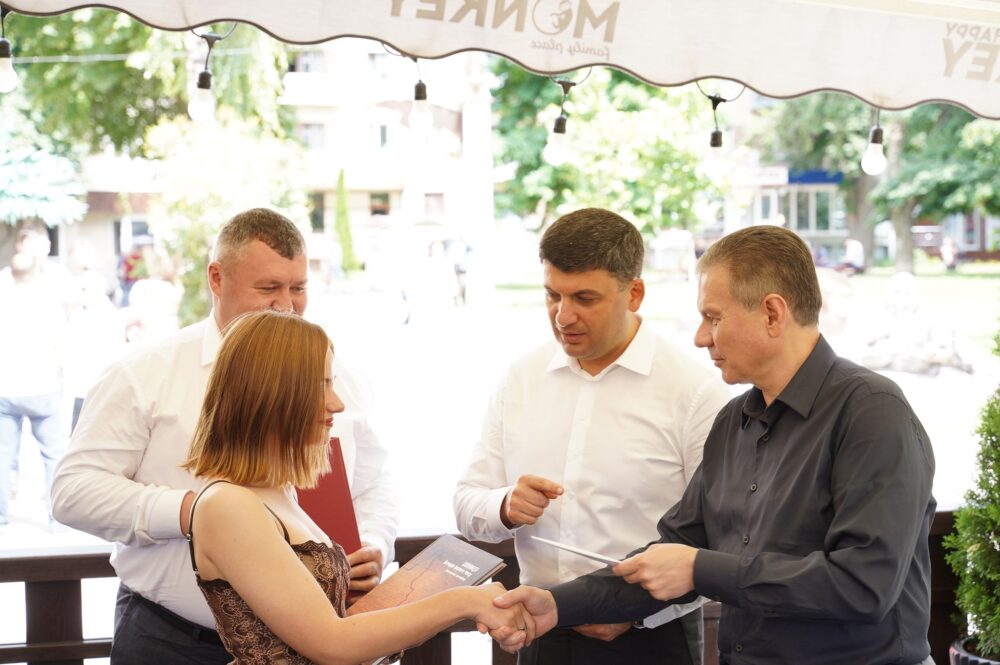 Найуспішніші випускники Вінниччини зустрілись із Володимиром Гройсманом