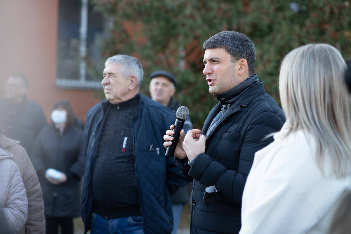 Підтримати кандидата на голову Липовецької громади Олесю Назаренко приїхав Володимир Гройсман