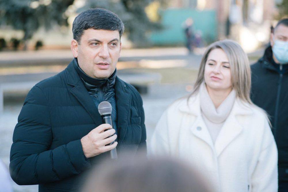 Підтримати кандидата на голову Липовецької громади Олесю Назаренко приїхав Володимир Гройсман