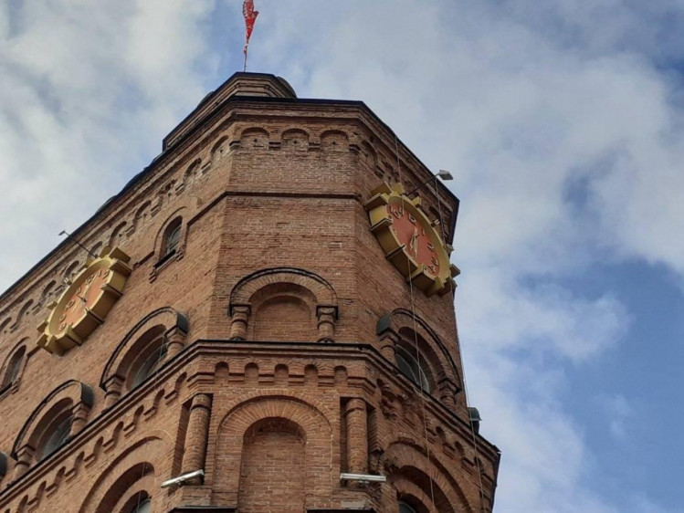 У Вінниці розбирають один з годинників на Вежі Артинова. ФОТО
