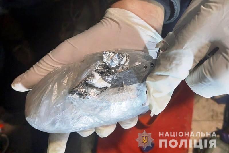 У Гнівані поліцейські затримали злочинця, який розповсюджував амфетамін та канабіс