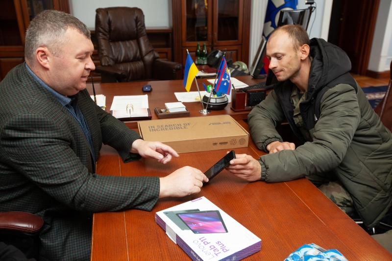 Виконавчий апарат Вінницької обласної ради передав військовим комп'ютерну техніку