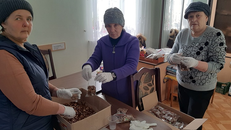 На Вінниччині селяни приготували для фронту вітамінну суміш з горіхами