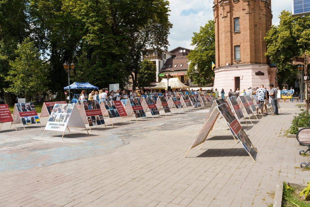 У Вінниці відбулась акція на підтримку полонених захисників Маріуполя