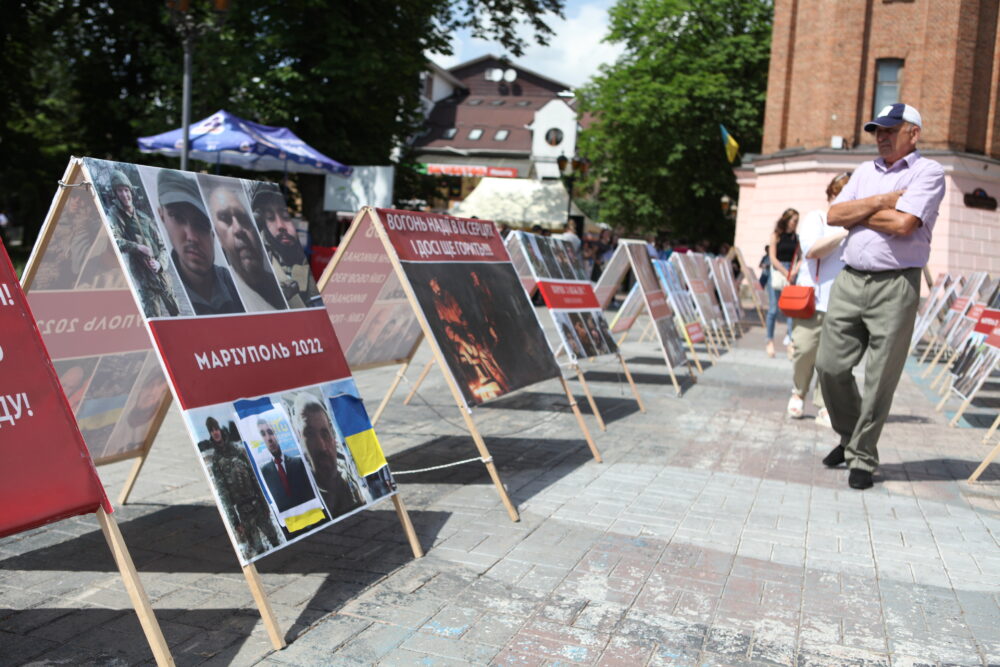 У Вінниці відбулась акція на підтримку полонених захисників Маріуполя