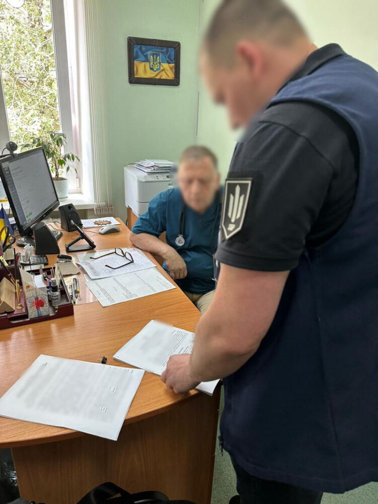 На Вінниччині працівник військкомату та двоє лікарів допомагали ухилянтам “косити” від служби