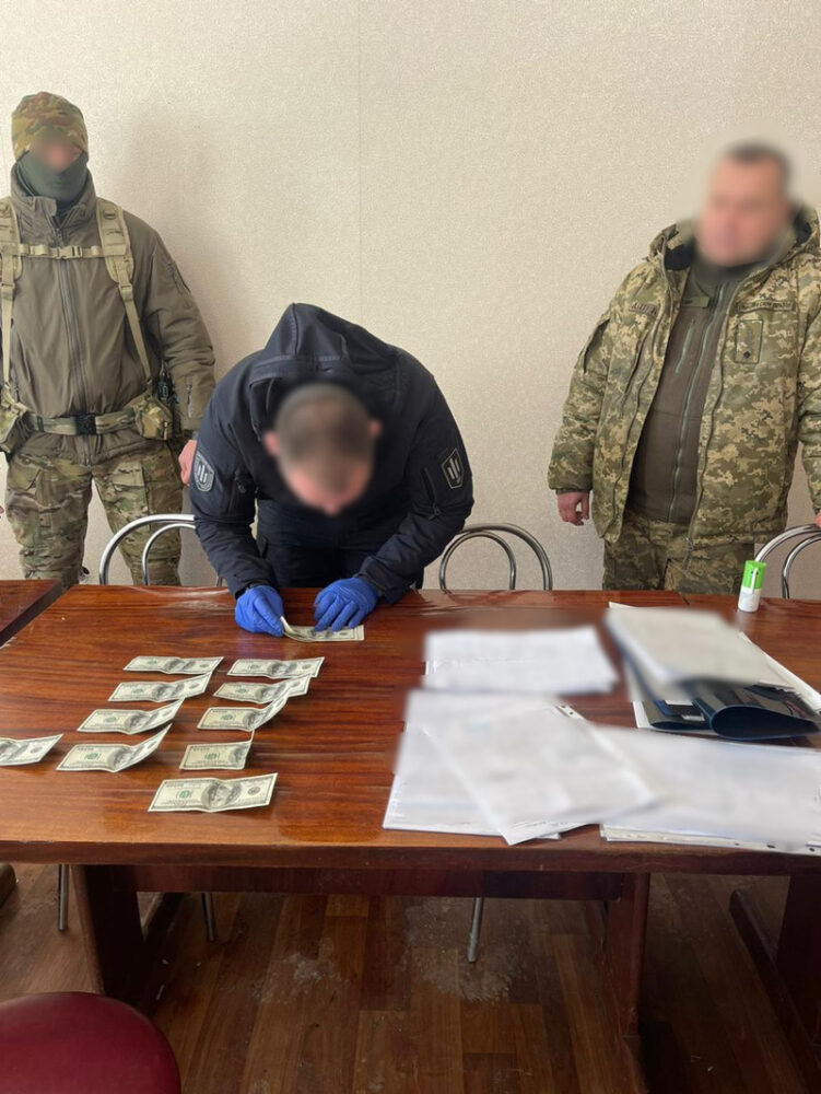 На Вінниччині працівник військкомату та двоє лікарів допомагали ухилянтам “косити” від служби