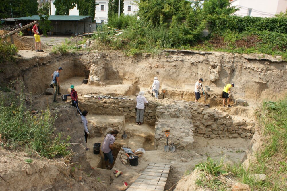 Археологи знайшли шість невідомих поховань у вінницькому монастирі