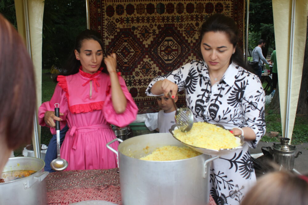 Азербайджанський плов та маріупольська юшка: у Вінниці на фестивалі польової кухні зібрали гроші для ЗСУ