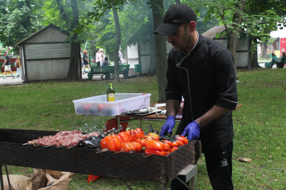 Азербайджанський плов та маріупольська юшка: у Вінниці на фестивалі польової кухні зібрали гроші для ЗСУ