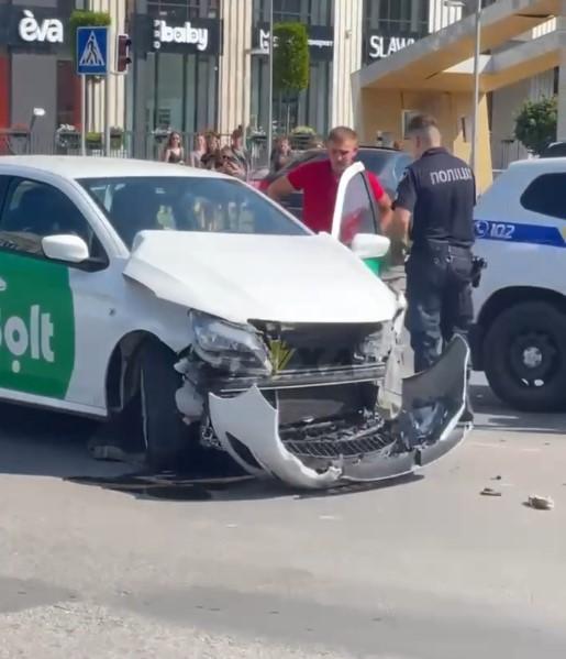 У Вінниці таксі зіштовхнулося з авто патрульної поліції