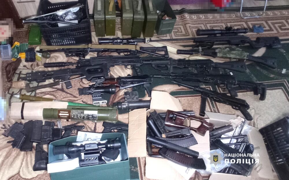 У жителя Вінниччини вилучили 40 видів зброї за незаконне збереження