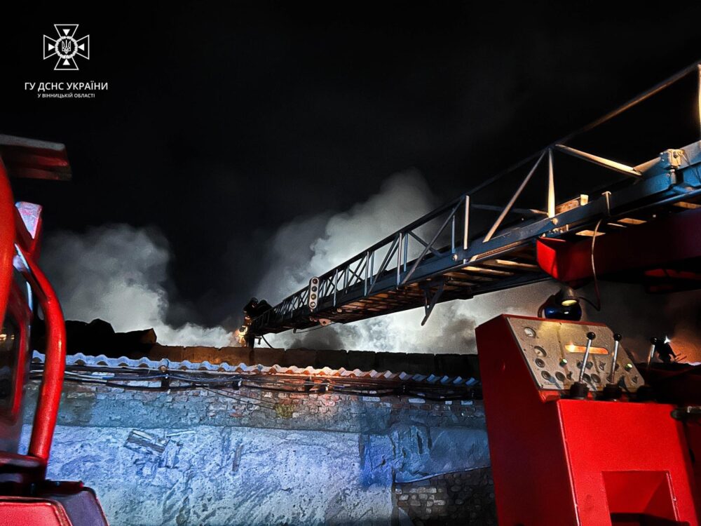 На Вінниччині пожежники ліквідували масштабну пожежу на території ринку
