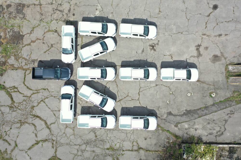 Автівки для захисників. Лідери Міжрегіонального координаційного гуманітарного штабу повідомили, що підготували 20 позашляховиків на передову
