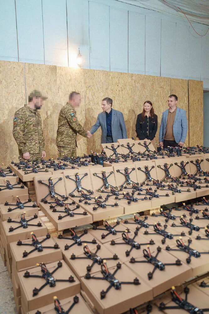 Міжрегіональний координаційний гуманітарний штаб передав бійцям «Червоної калини» дві сотні FPV-дронів