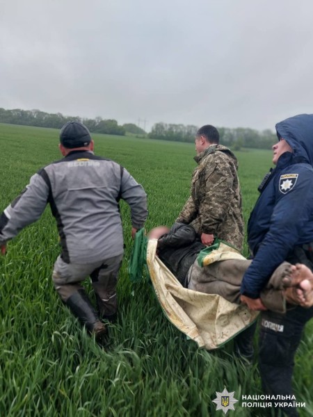 Підліток ледь не замерз в полі: його врятували правоохоронці
